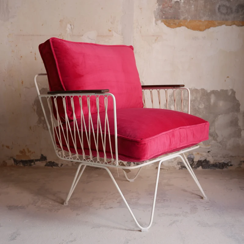 Fauteuil Croisette Velours fuchsia structure blanc accoudoir bois foncé