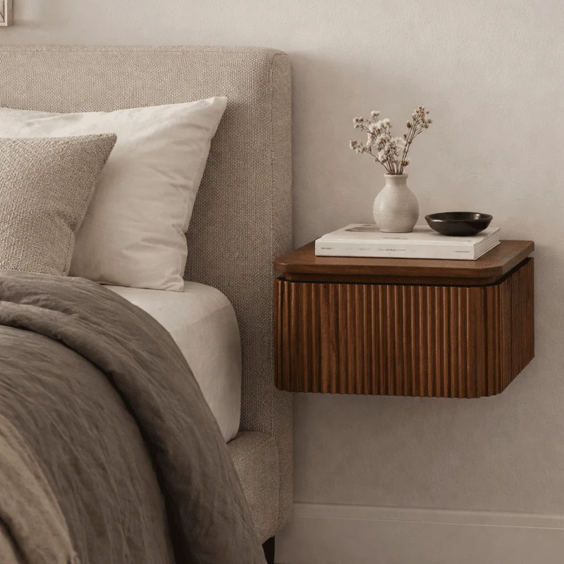 Mesilla de noche Kiran en madera de mango acanalada – Acabado nogal